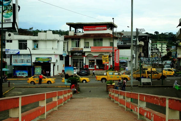 Πολυάσχολος και συνωστισμός στο δρόμο, Εκουαδόρ, Νότια Αμερική με πολλά ταξί στους πρόποδες του μπρινντε — Φωτογραφία Αρχείου