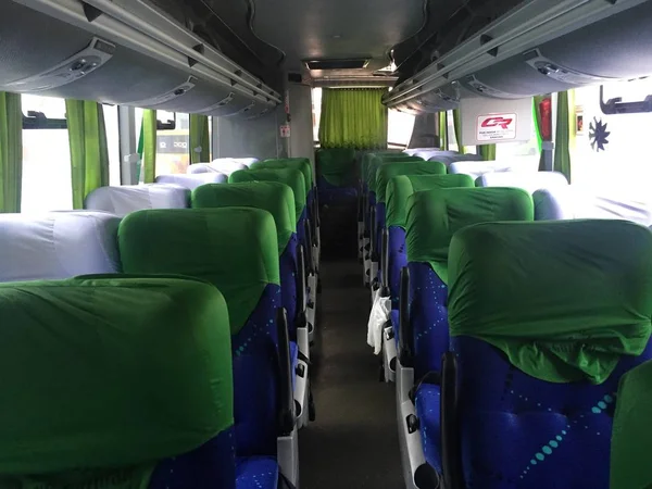 Manta, Ekvador, 10-9-2019: birçok koltuk gösteren Ekvador otobüs iç