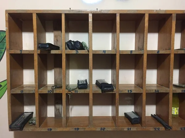 Een kast voor afstandsbedieningen en toetsen die vaak in hostels worden gevonden — Stockfoto