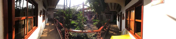 Puerto Lopez, Equador, 9-7-2019: Um panorama de um hostel em puerto lopez com um exuberante jardim — Fotografia de Stock