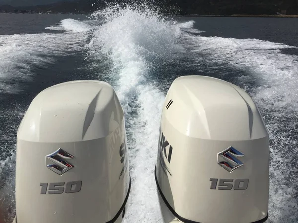 Puerto Lopez, Ekvador, 9-7-2019: arkadan gelen bir tekne ve beyaz köpük 2 150 suziki motorlar Backview