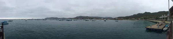 Panorama des nombreux bateaux de pêche à puerto lopez avec un ciel nuageux — Photo