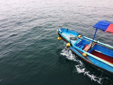 sarı şamandıralar ile mavi, eski okul balıkçı teknesi noktası uzağa sürüş