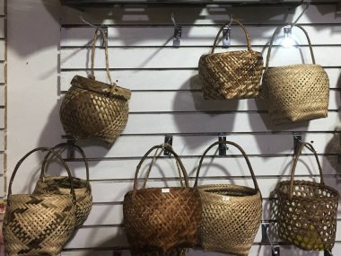 Bir dükkanda Satılık farklı biçimlerde birçok hasır sepetler