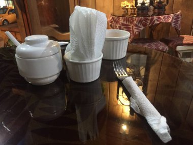 Peçeteler, tuz ve cuttelry ile bir restoranda bir yemek masası