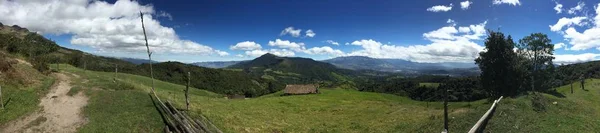 Bergpanorama eines naturparks in der sierra von ecuador rund um otavalo mit weide — Stockfoto
