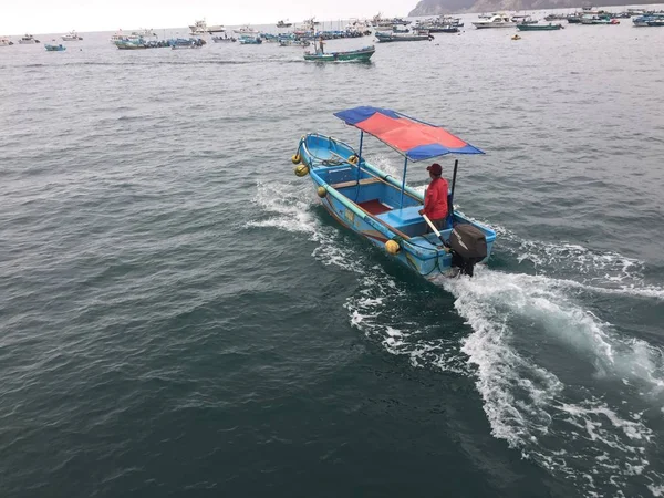 Puerto Lopez, Ecuador, 9-7-2019: un pescatore su una barca che esce — Foto Stock