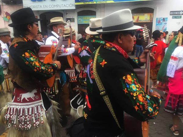 Otavalo, Ecuador: 29-6-2019: Festival con coloridos indígenas haciendo música en las calles de la sierra del ecuador — Foto de Stock