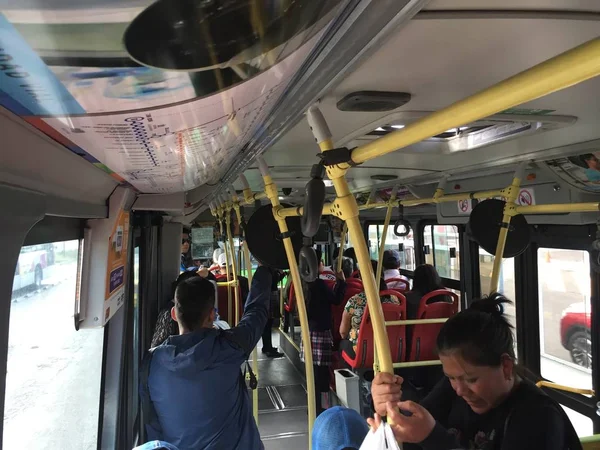 Quito, Ecuador - 1-7-2019: Pasajeros locales viajando con un trolebús en Sudamérica — Foto de Stock