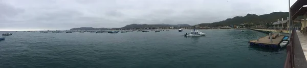 Puerto lopez, ecuador, 9.7.2019: ein walbeobachtungsboot mit rückkehrenden touristen, ein panorama — Stockfoto