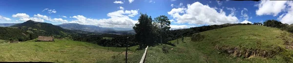 Panorama de Vista de Montaña de un parque natural en la sierra de ecuador alrededor de otavalo con pasto — Foto de Stock