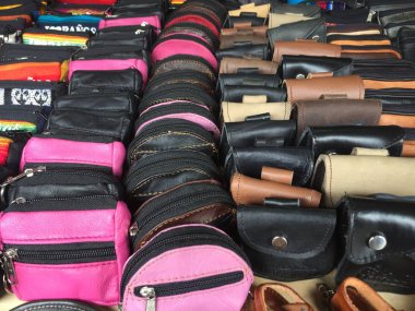 Birçok cüzdan ile dört satır satılan bir ekranda sıralı