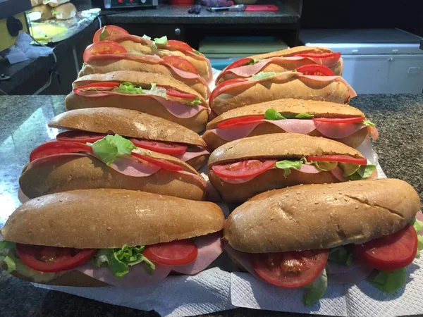 ハム、トマト、レタスで満たされたサンドイッチのバッチは、販売する準備ができて — ストック写真