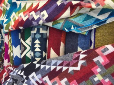 Ekvador 'da ünlü Otavalo pazarında bulunan tipik renkli Andean tekstil büyük yığını