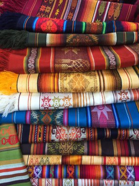 Ekvador 'da ünlü Otavalo pazarında bulunan tipik renkli Andean tekstil büyük yığını