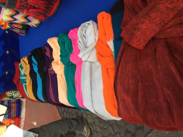 Otavalo, Ekvador bir piyasa standı Satılık çeşitli renkler ve Tekstil farklı eşarp — Stok fotoğraf
