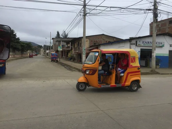 Пуерто-Лопес, Еквадор, 9-7-2019: жовта тучка водіння по дорозі — стокове фото