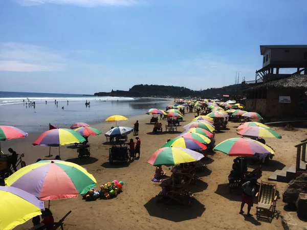 Монтаніта, Еквадор 5-7-2019: безліч барвистих парасольок вишикувалися на пляжі — стокове фото