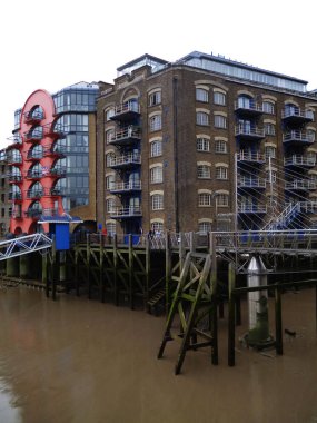 Hollanda'da bir iskelede suyun yanına inşa edilen yüksek evlerin olduğu bir iskele