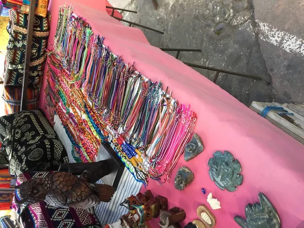 Collares de colores brillantes con un atrapasueños a la venta en un stand en un mercado en Ecuador —  Fotos de Stock