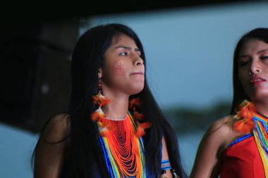 Puyo, Ekvador, 17-8-2019: Shuar adlı yerli bir kabile geleneksel giyim ve mızrak danslarını yapıyor