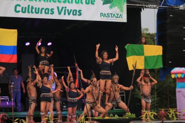 Puyo, Ekvador, 17-8-2019: shiwuar adlı yerli kabilenin kadını ve erkeği geleneksel kumaşlarla dans ediyor