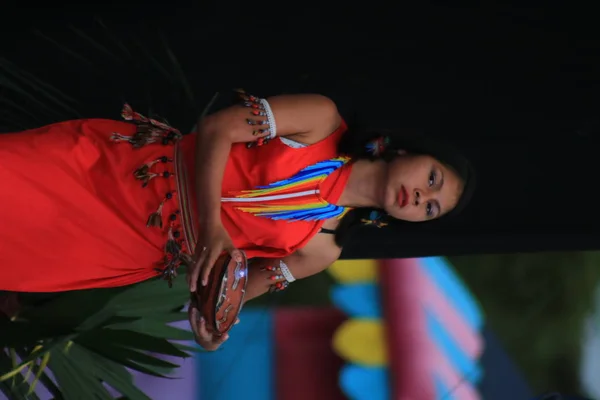 Puyo, Equador, 17-8-2019: Uma tribo indígena chamada shuar executando sua dança em roupas e lanças tradicionais — Fotografia de Stock