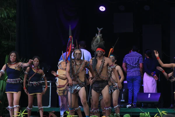 エクアドル、プヨ、17-8-2019:シウアーと呼ばれる先住民族が伝統的な衣服や槍で踊る — ストック写真