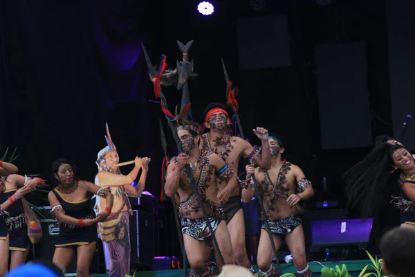エクアドル、プヨ、17-8-2019:シウアーと呼ばれる先住民族が伝統的な衣服や槍で踊る — ストック写真