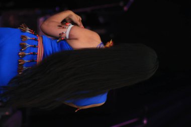 Ekvador yerli shuar tarzı giyinmiş güzel bir kadının uzun saç