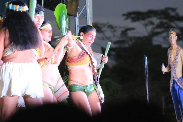 エクアドル、プヨ、17-8-2019:先住民のグループまたはワオラニが伝統舞踊を披露 — ストック写真