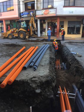 Puyo - Ekvador , 18-9-2019: Yol altında yeni boru hatları koyarak inşaat işçileri