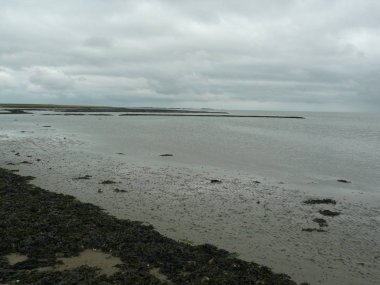 Kara bulut alanı ile waddensea üzerinde çamur düzlükler