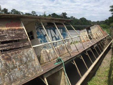 Turist turları için kullanılan ama şimdi sahilde mahsur ve almos apaart düşen eski bir gemi