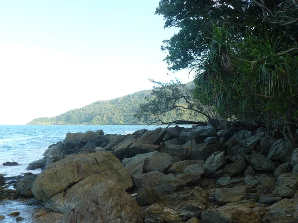 Вид на ідилічний скелястий пляж в тропіках — стокове фото