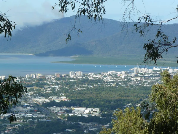 Tropische Umgebung und die Stadt cairns selbst gesehen von der Bergspitze in Australien — Stockfoto