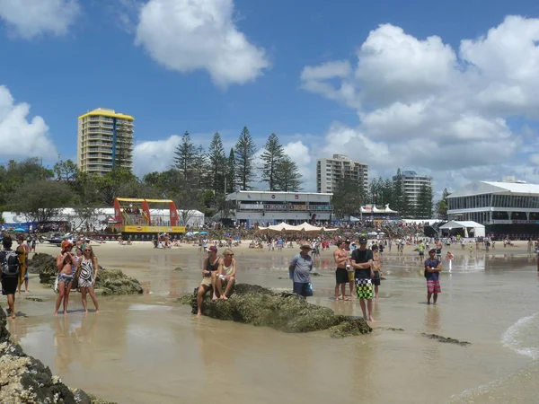 澳大利亚库兰加塔 - 1-3-2019： 人们从海滩看快银专业冲浪比赛 — 图库照片