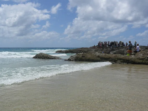 澳大利亚库兰加塔 - 1-3-2019： 人们从岩石上看快银专业冲浪比赛 — 图库照片