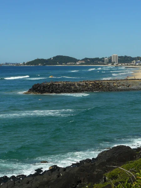 Una vista del paraíso de los surfistas desde una gran distancia con el océano y las olas visibles — Foto de Stock