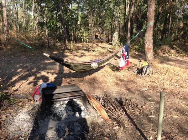 Backpacking inrättas, en hängmatta, handduk och liten påse i en torr skog — Stockfoto