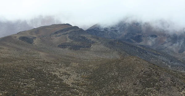 Nubes que cubren la colina de un paisaje seco en la sierra de Ecuador — Foto de Stock