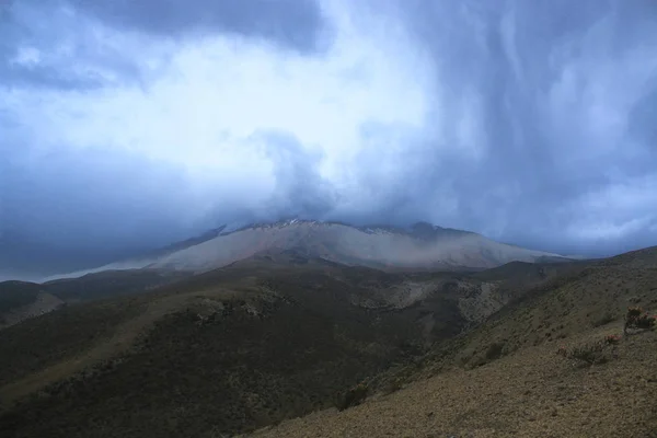 Chimborazo, ancak üst çevreleyen tehlikeli karanlık gök gürültüsü bulutlar ile görünür — Stok fotoğraf