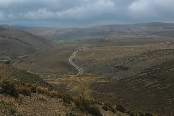 Sierra'daki kuru bir araziden çok uzaklara giden bir yol — Stok fotoğraf