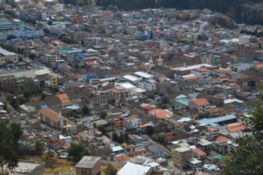 Guaranda, Ekvador, 23-9-2019: Ekvador sierra bir prosporous köyde birçok renkli evler