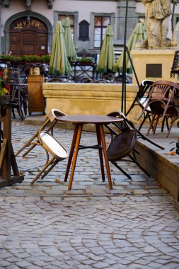 Eski şehirdeki şık sokak kafe görünümünü