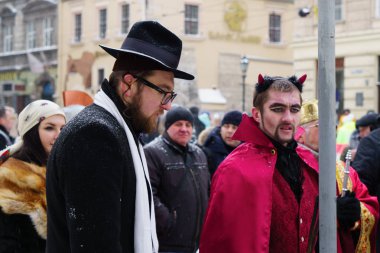 Lviv, Ukrayna - 07 Ocak 2016: Katılımcıların geleneksel Noel, Verteps geçit töreni. Karnaval giysileri ve şarkı şarkı giyen insanlar