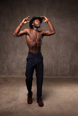 siyah şapkalı grunge beton arka karşı dans güçlü Afrika kökenli Amerikalı genç adam