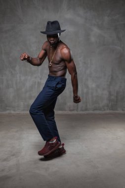siyah şapkalı grunge beton arka karşı dans güçlü Afrika kökenli Amerikalı genç adam
