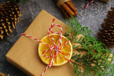 Craft kağıt mevcut kutusu Noel beton zemin üzerine