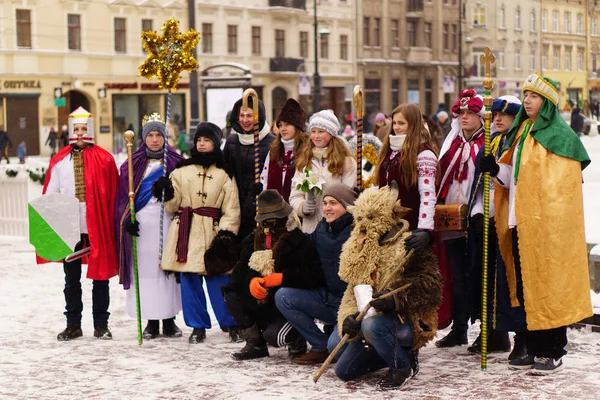Lviv, Ukrayna - 07 Ocak 2016: Katılımcıların geleneksel Noel, Verteps geçit töreni. Karnaval giysileri ve şarkı şarkı giyen insanlar
